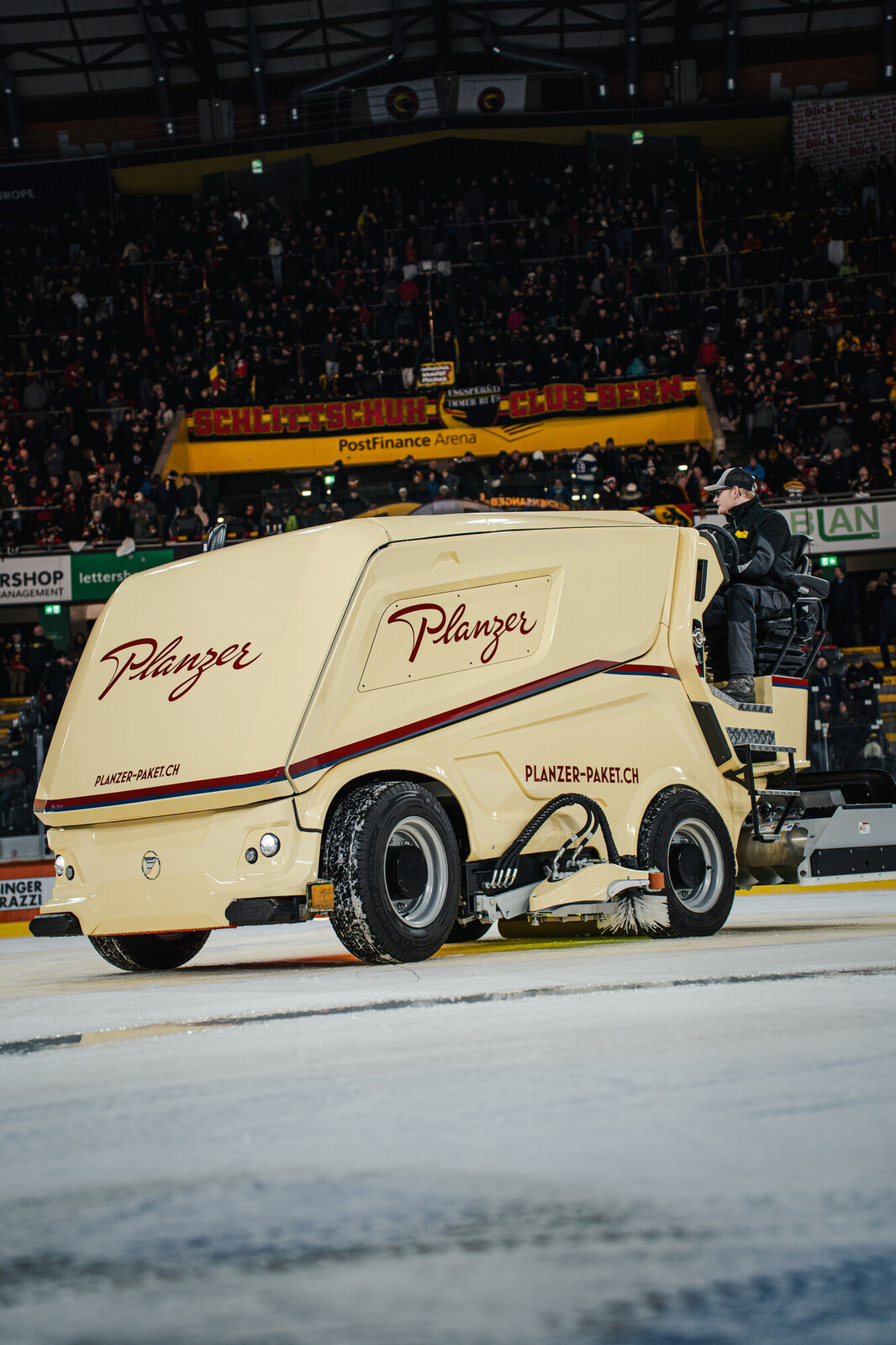 Eismaschine auf dem Eis der PostFinance Arena